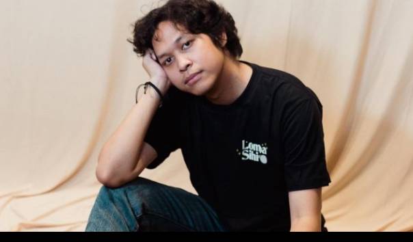 Baskara Putra menerima penghargaan Album Terbaik Terbaik di AMI Awards 2025