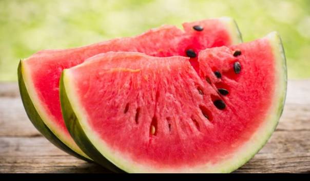 Manfaat Buah Semangka Bagi Kesehatan, Sumber Antioksidan dan Kaya akan Air Adakah Efek Samping Makan Semangka Terlalu Banyak?