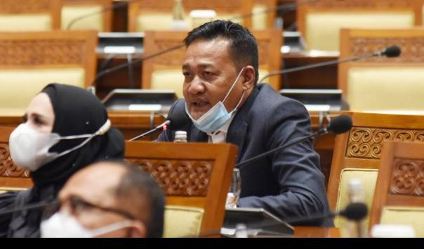 banyak-dapat-suntikan-dana-dpr-minta-pemerintah-tegas-wajibkan-sektor-swasta-bayar-thr