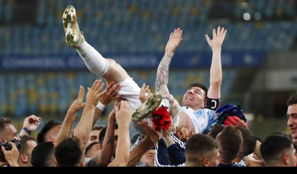 Lionel Messi diarak rekan-rekan setimnya setelah membawa Argentina menjuara Copa America 2021 sesusai mengalahkan Brasil 1-0 pada laga final di Estadio Jornalista Mario Filho, Minggu (11/7/2021) pagi WIB. 