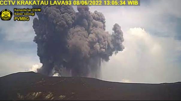 gunung-anak-krakatau-meletus-jumat-pagi-semburan-capai-2-500-meter