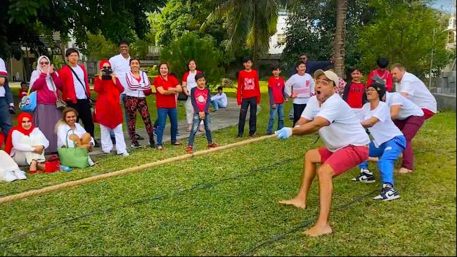 Kelin kuyovning oldida sikishadi Qul qizni yalaydi