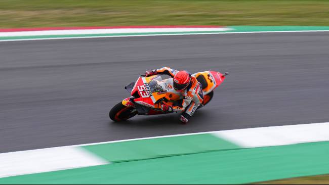 Pembalap Spanyol, Marc Marquez, memacu motor Honda-nya dalam sesi kualifikasi MotoGP Grand Prix Italia di sirkuit Mugello di Scarperia, Italia, Sabtu, 28 Mei 2022. 