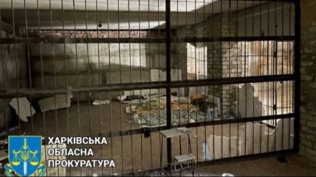 Ruang penyiksaan warga sipil yang digunakan tentara Rusia di wilayah pendudukan di Kharkiv, Ukraina. (Sumber: Kantor Kejaksaan Agung Ukraina Via Daily Star)