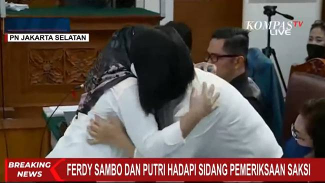 Susi asisten rumah tangga Ferdy Sambo dan Putri Candrawathi tampak memeluk dan mencium tangan kedua atasannya itu di ruang sidang PN Jaksel, Selasa (8/11/2022). 