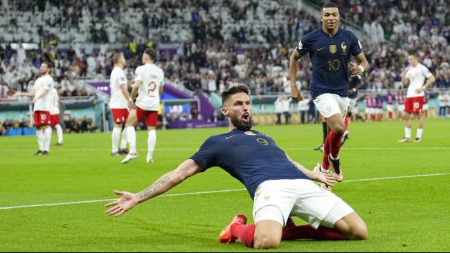 Pemain Timnas Prancis, Olivier Giroud, merayakan gol yang dicetaknya dalam pertandingan babak 16 besar Piala Dunia 2022 antara Prancis dan Polandia di Stadion Al Thumama, Doha, Qatar, Minggu, 4 Desember 2022. (Sumber: AP Photo/Ebrahim Noroozi)