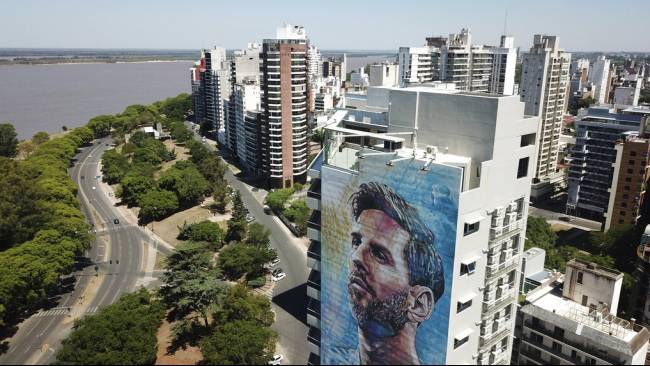 Mural bintang sepak bola Argentina, Lionel Messi, terlihat di sebuah gedung di dekat Sungai Parana di Rosario, Argentina, Rabu, 14 Desember 2022.