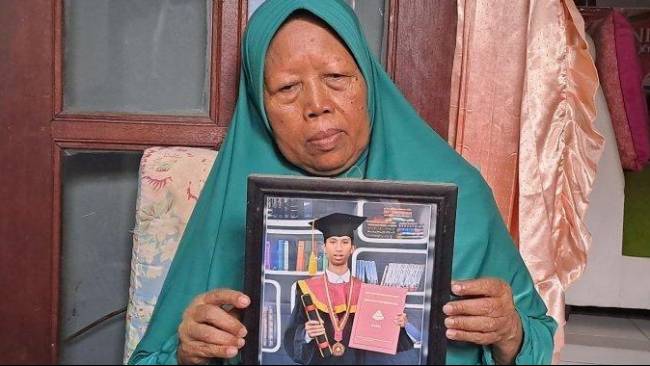 Alprih Priyono, sang ibunda ceritakan bagaimana putranya dipatuk ular (Sumber: Tribun Jabar/Dian Herdiansyah)