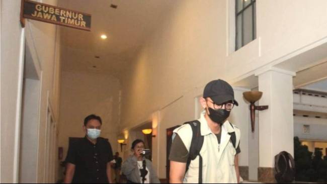 Penyidik KPK memeriksa dokumen dan barang bukti dari kasus KKN