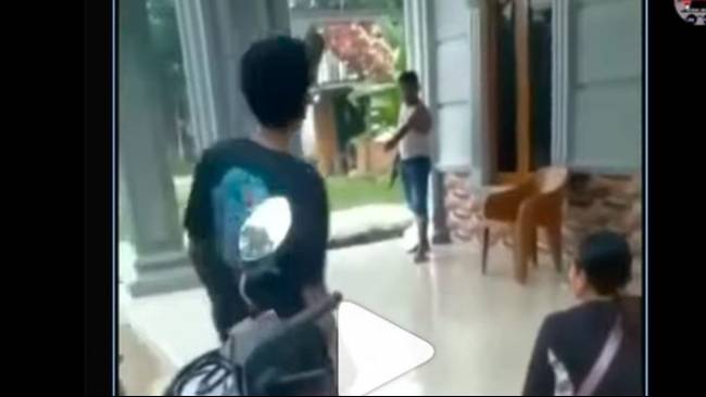 Tangkapan layar dari video penusukan kurir paket dengan sistem COD oleh konsumen yang menolak membayar barang yang dia beli di Banyuasin, Sumatera Selatan