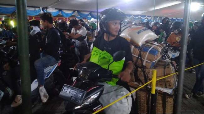 Edi Mustofa (25), pemudik asal Kalianda, Lampung, ikhlas membawa beban sebesar 300 kilogram melewati Pelabuhan Ciwandan, Kota Cilegon, Banten, pada Selasa (18/4/2023) dinihari kemarin.