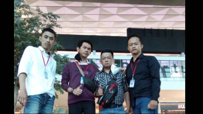 Muhammad Afrilian (kanan), warga Sukabumi yang diduga menjadi korban tindak pidana perdagangan orang (TPPO) di luar negeri saat hendak berangkat ke Thailand. Sesampainya di Thailand, sedikitnya 20 WNI diselundupkan ke Myanmar lalu dipaksa kerja tanpa dibayar. 