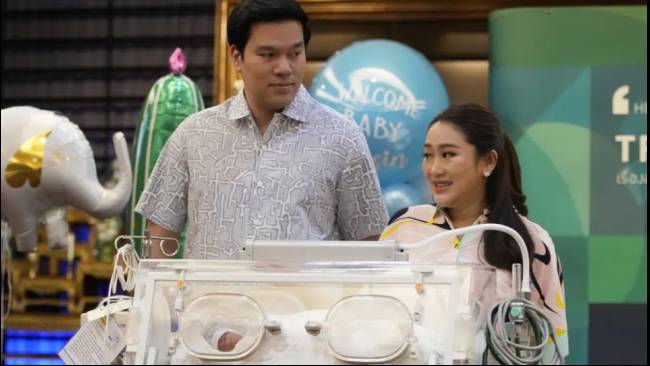 Paethongtarn Shinawatra (kanan), kandidat kuat PM Thailand yang menegaskan siap kembali kampanye meski baru dua hari melahirkan, Rabu (3/5/2023). 