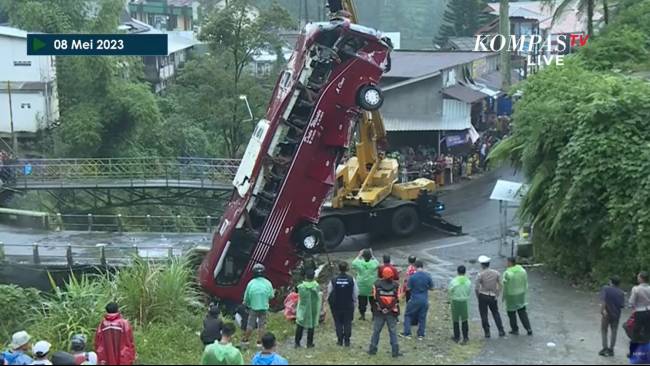 Bangkai bus yang terjun ke sungai di kawasan wisata Guci, Kabupaten Tegal, Jawa Tengah berhasil dievakuasi, Senin (8/5/2023).