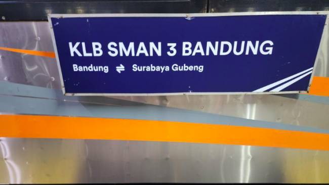Kereta Luar Biasa atau KLB SMAN 3 Bandung yang viral di media sosial. 