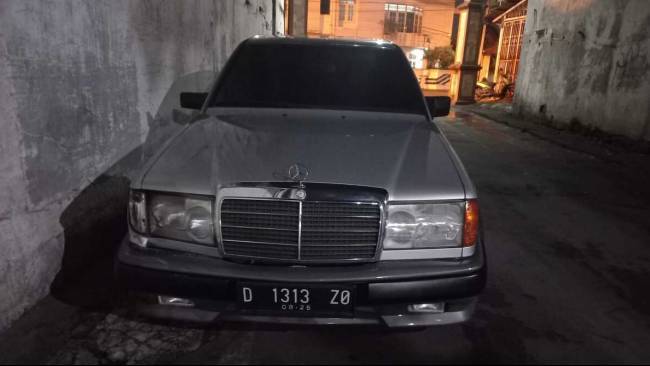 Potret kendaraan Mercedes Benz AMC yang dikendarai seorang anak berinisial ASK (16), di Kota Solo, Jawa Tengah (Tengah) menabrak tiga kendaraan yang sempat viral dan dikejar-kejar warga, karena diduga melarikan diri. 