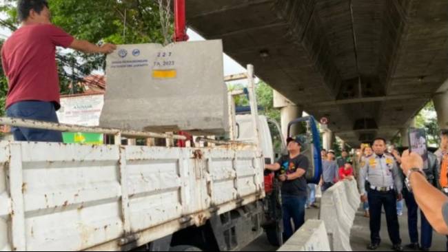 Diprotes Warga, Pemkot Jaksel Tetap Tutup Putaran Balik di Jalan ...