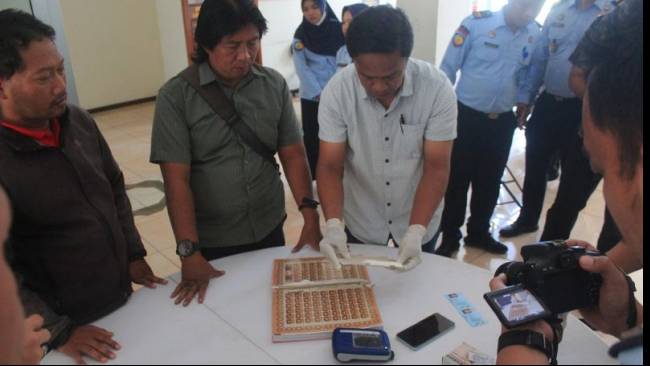 Seorang perempuan berinisial PWG gagal menyelundupkan narkotika jenis sabu-sabu ke dalam Lembaga Pemasyarakatan (Lapas) Pemuda Kelas IIA Madiun.
