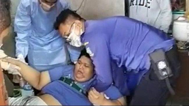Muhammad Fajri (27) pria obesitas dengan bobot hampir 300 kg dievakuasi dari RSUD Tangerang ke RSCM Jakarta, Jumat (9/6/2023) malam. 