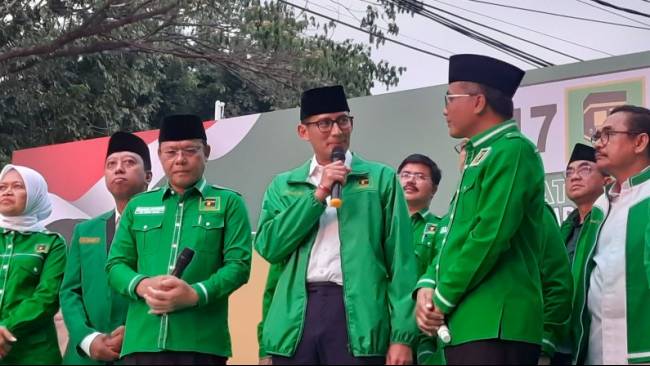 Plt Ketua Umum Partai Persatuan Pembangunan (PPP) Muhamad Mardiono bersama Menteri Pariwisata dan Ekonomi Kreatif Sandiaga Uno saat konferensi pers di Kantor DPP PPP, Jakarta Pusat, Rabu (14/6/2023).