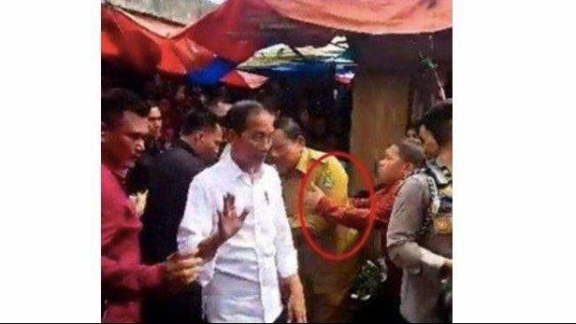 Momen Paspampres menarik Bupati Bengkulu Utara Mian saat mendampingi Presiden Joko Widodo (Jokowi) di Pasar Purwodadi, Kecamatan Argamakmur, Kabupaten Bengkulu Utara, Jumat (21/7/2023). 