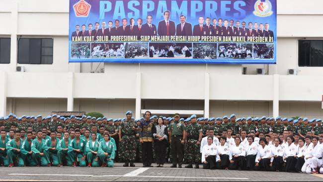 Paspampres bertugas menjaga Presiden Jokowi