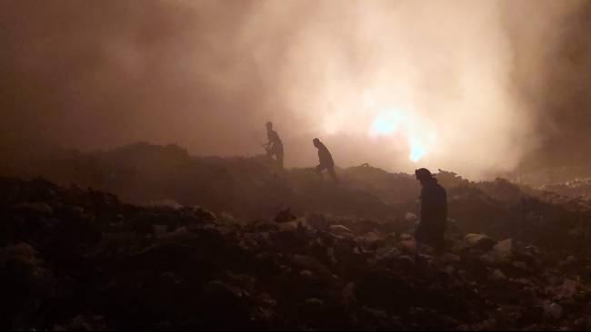 update-kebakaran-tpa-bakung-di-lampung-petugas-kerahkan-excavator-untuk-cegah-api-menjalar