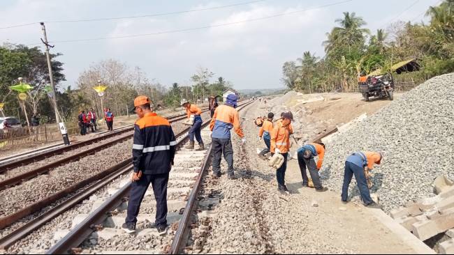 Jalur Kereta Sentolo Wates Sudah Normal Bisa Dilalui Ka Dengan