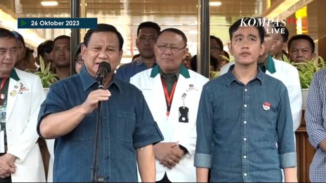 Prabowo Subianto-Gibran Rakabuming Raka memberikan keterangan pers usai menjalani pemeriksaan kesehatan di RSPAD Gatot Soebroto, Jakarta, Kamis (26/10/2023). 