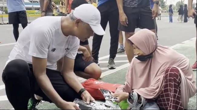 lari-pagi-di-cfd-jakarta-ganjar-borong-kaus-kaki-dari-pedagang-asal-solo