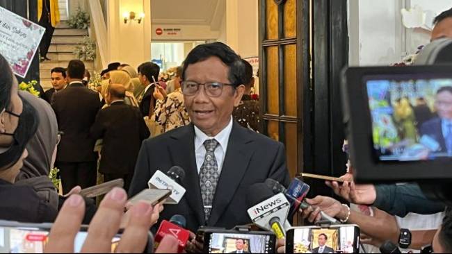 Cawapres nomor urut 3, Mahfud MD, saat memberikan pernyataan di Universitas Indonesia, Kampus Salemba, Jakarta, Sabtu (17/2/2024). Mahfud mengungkap alasannya tidak menghadiri acara penetapan Prabowo Subianto dan Gibran Rakabuming Raka sebagai Presiden-Wakil Presiden terpilih, Rabu (24/4/2024).