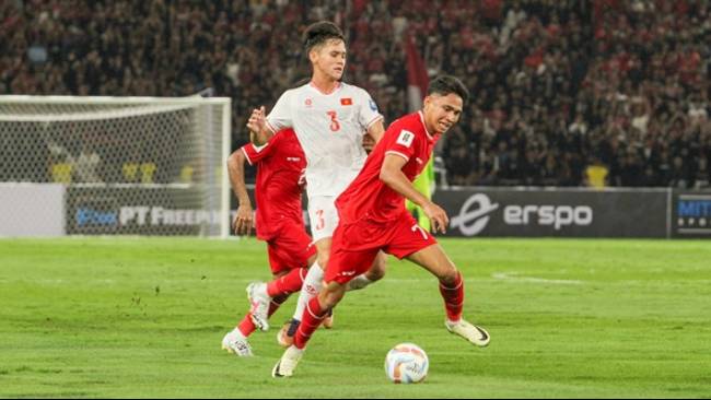 Pemain Timnas Indonesia, Marselino Ferdinand (depan), menjaga bola dari incaran pemain Vietnam dalam pertandingan Kualifikasi Piala Dunia Zona Asia di Stadion Gelora Bung Karno Senayan, Jakarta, Kamis (21/3/2024) malam. Indonesia menang 1-0.