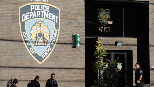 Dipaksa Lepas Hijab oleh Polisi New York, Dua Perempuan Ini Dapat Ganti