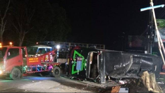 Bus Trans Putera Fajar yang membawa rombongan pelajar SMK Lingga Kencana Depok sedang dievakuasi setelah mengalami kecelakaan di Ciater, Subang, Sabtu (11/5/2024).