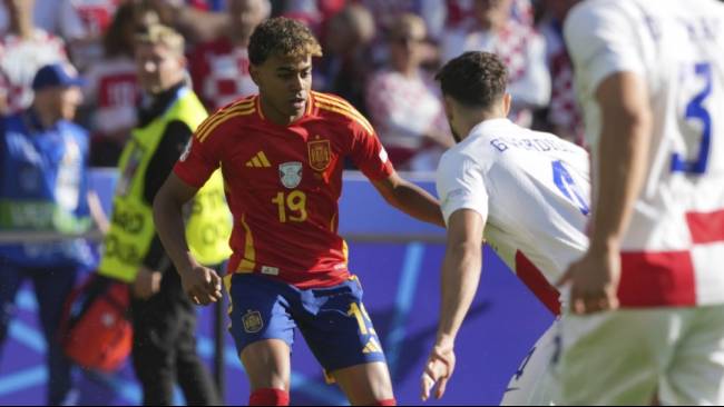 Aksi pemain muda Spanyol Lamine Yamal saat mengalahkan Kroasia 3-0 di Olympiastadion, Berlin, Sabtu (15/6/2024) pada laga Grup B Euro 2024.