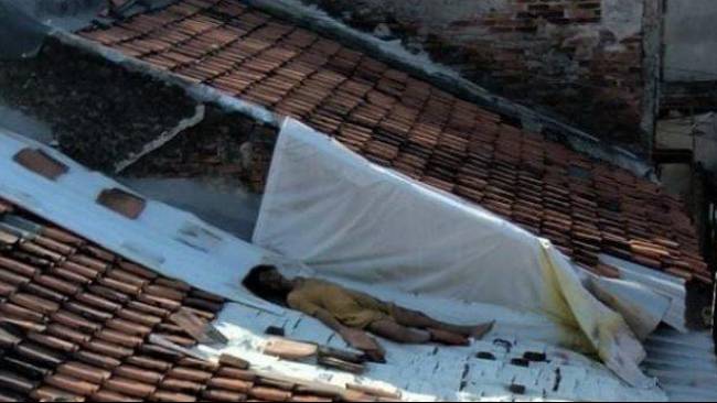 Seorang perempuan diduga ODGJ ditemukan berbaring di atap masjid Desa Cikampek Timur, Kecamatan Cikampek, Kabupaten Karawang, Kamis (27/6/2024). Warga sebelumnya mengira suara tawa perempuan yang terdengar beberapa malam terakhir adalah suara hantu. 