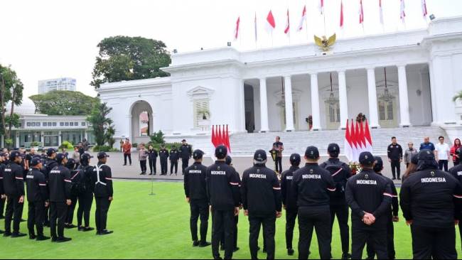 Presiden Joko Widodo secara resmi melepas kontingen Indonesia yang akan bertanding pada Olimpiade ke-33 Paris Tahun 2024 di halaman Istana Merdeka, Jakarta, pada Rabu, 10 Juli 2024.