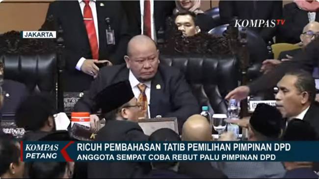 Detik-detik upaya perebutan palu sidang saat Rapat Paripurna ke-12 DPD RI, Jumat (12/7/2024). 