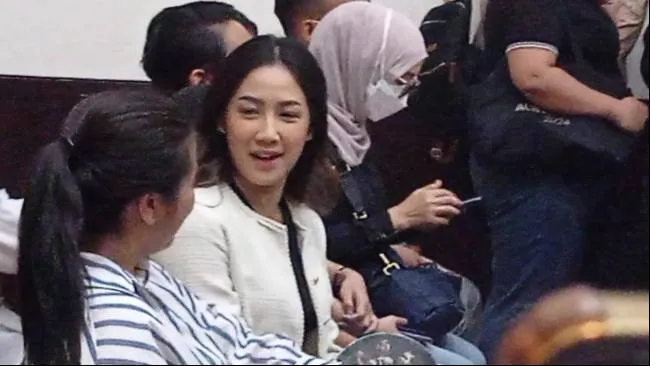 Tamara Tyasmara meledek Yudha Arfandi disidang karena mengenakan kemeja batik.
