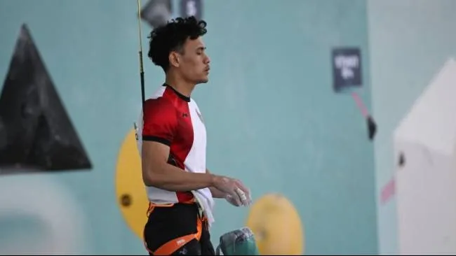 Atlet panjat tebing putra Indonesia, Veddriq Leonardo, bersiap melakukan start saat bertanding melawan atlet Prancis, Bassa Mawem, pada kualifikasi nomor speed putra Olimpiade Paris 2024 di Le Bourget Climbing Venue, Paris, Prancis, Selasa (6/8/2024). 