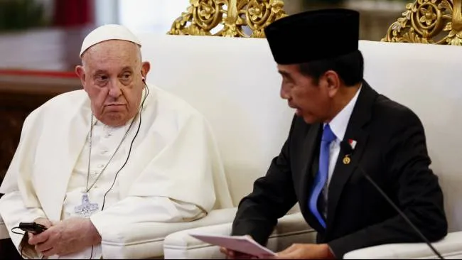 Paus Fransiskus, kiri, dan Presiden Indonesia Joko Widodo menghadiri pertemuan dengan otoritas Indonesia, masyarakat sipil, dan korps diplomatik, selama kunjungan apostoliknya ke Asia, di Istana Kepresidenan Jakarta, Rabu 4 September 2024.