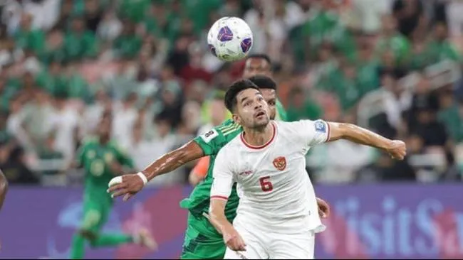 Pemain Timnas Indonesia Sandy Walsh berebut bola dengan pemain Arab Saudi. Timnas Indonesia menahan imbang Arab Saudi 1-1 di Stadion King Abdullah Sports City, Jumat (6/9/2024) dini hari WIB.