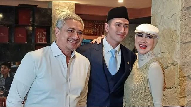 Verrell Bramasta bersama kedua orangtuanya.