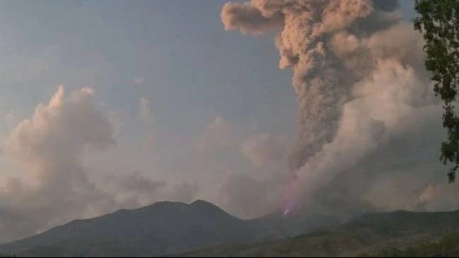dampak-erupsi-gunung-lewotobi-laki-laki-dua-rute-penerbangan-di-bandara-lombok-dibatalkan
