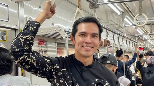 Aktor Adrian Maulana menceritakan kronologi harta bendanya dengan total Rp600 juta hilang dicuri. 