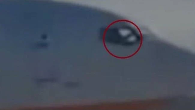 Sosok yang diyakini sebagai pilot disebut tengah berupaya keras menghindarkan pesawat Jeju Air yang tabrak tembok Bandata Internasional Muan, Minggu (29/11/2024). Rekaman video ini viral dan menimbulkan kekaguman atas upaya sang pilot.