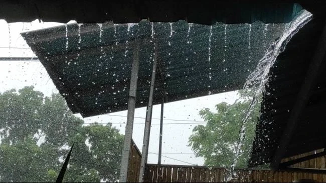 cuaca-jabodetabek-besok-31-oktober-1-november-2025-bmkg-imbau-waspadai-hujan-lebat