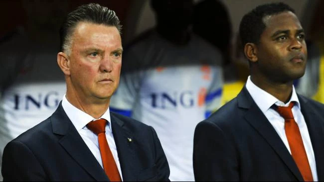 Dalam gambar yang diambil pada hari Rabu, 14 Agustus 2013 Pelatih Belanda Louis Van Gaal, kiri, dan asisten pelatih Patrick Kluivert terlihat sebelum pertandingan persahabatan melawan Portugal di stadion Algarve di Faro, Portugal. Pertandingan berakhir dengan skor imbang 1-1. 