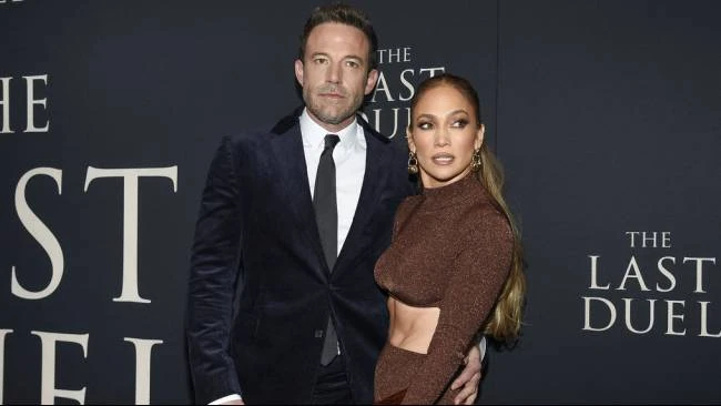 Aktor Ben Affleck, kiri, dan aktor sekaligus penyanyi Jennifer Lopez menghadiri pemutaran perdana The Last Duel pada 9 Oktober 2021, di New York. Dokumen perceraian mereka akhirnya diselesaikan pada Senin, 6 Januari 2025.