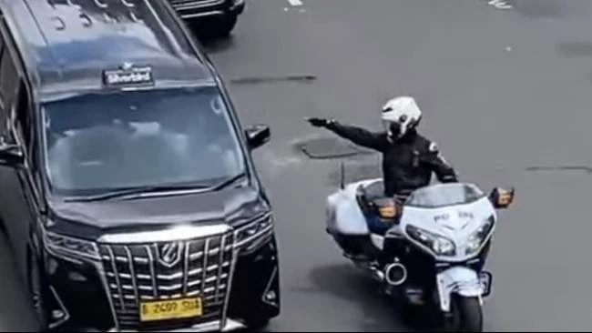 Patwal pengawal pejabat dengan mobil berpelat RI 36 menuding seorang pengendara yang dituduh menghalangi jalan.